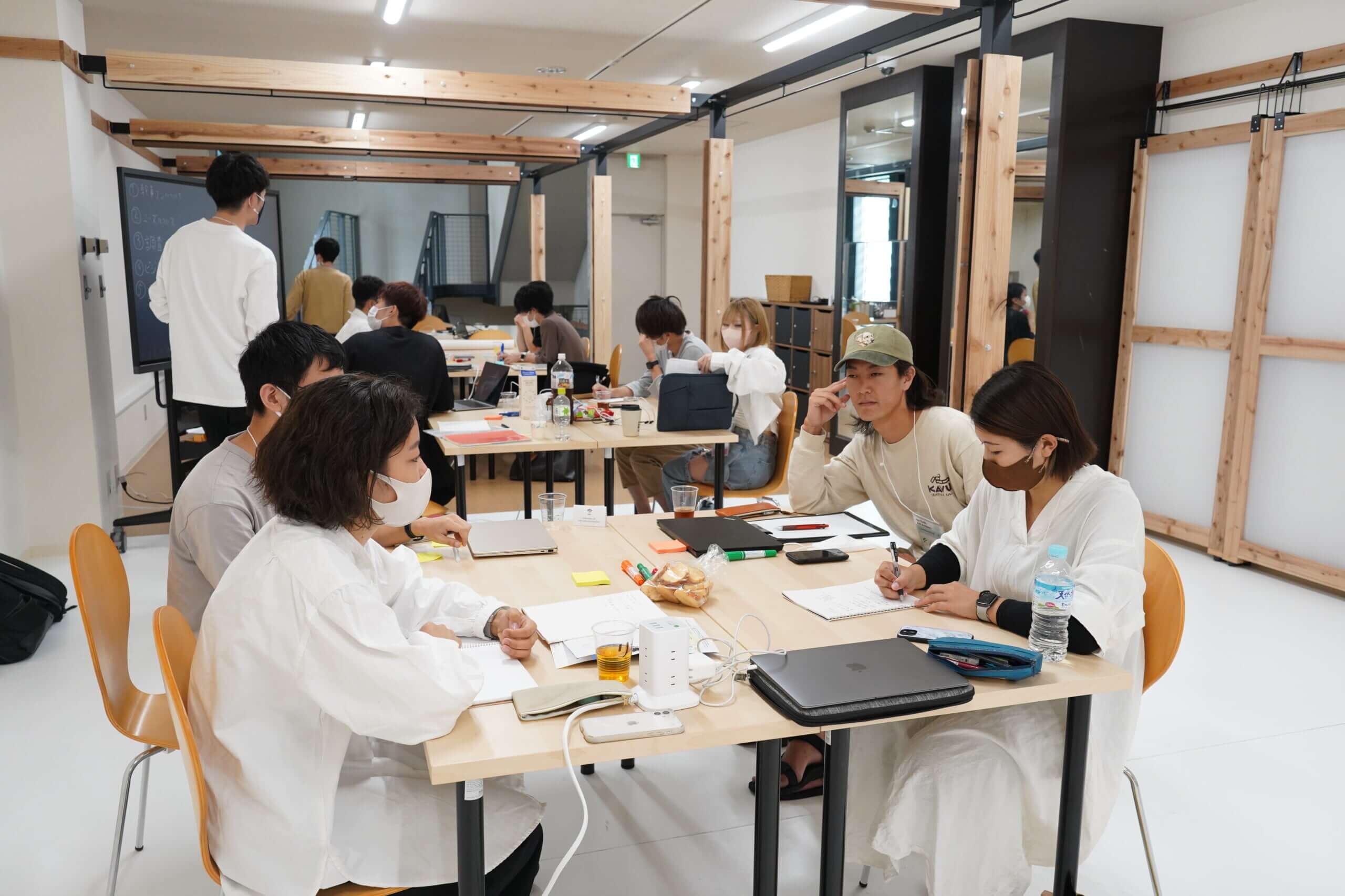 カメラや、デザイン類のアプリが搭載されたパソコン、業務用のハイスペック機械などの各種道具が利用できるのも大きな特徴。手を動かしながら仲間をつくることができるかもしれません。