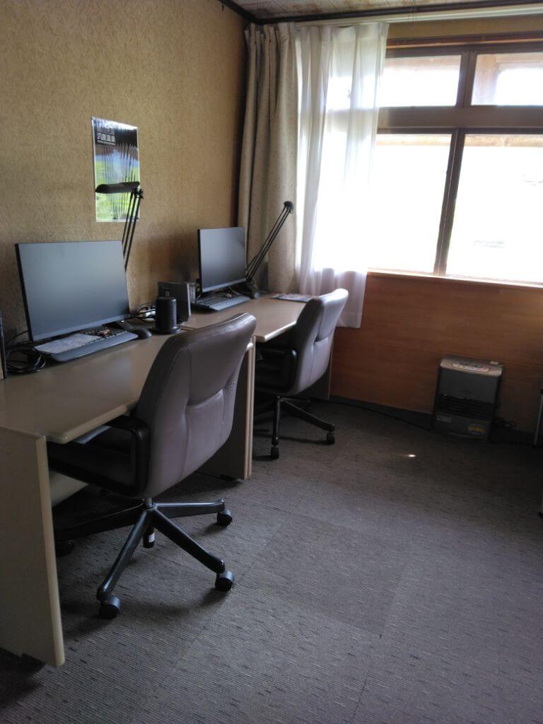 1階洋室には仕事環境も完備。リモートワークやワーケーションをお試しすることもできます。