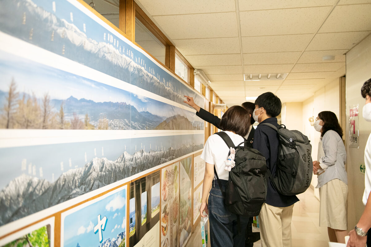 ▲ 長野県観光部がある廊下には様々な観光情報が掲示されていた<br />
<br>